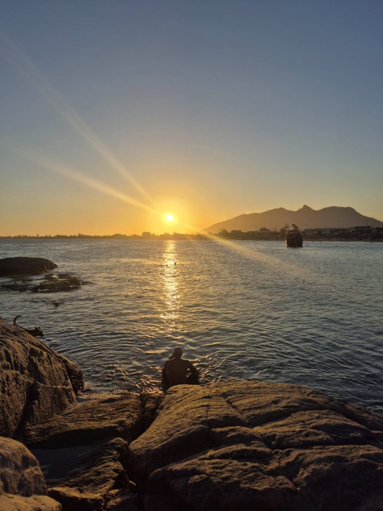 Movimento intenso nas praias de Rio das Ostras impulsiona turismo e aquece economia local