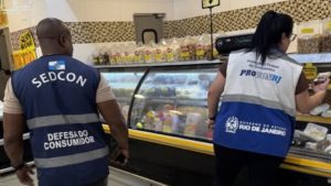 Fiscalização encontra alimentos vencidos à venda e expõe falhas graves na Região dos Lagos