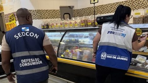 Fiscalização encontra alimentos vencidos à venda e expõe falhas graves na Região dos Lagos