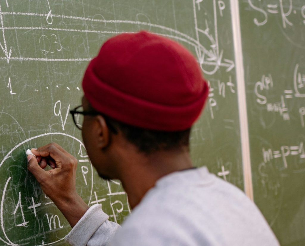 Projetos Educacionais Gratuitos Ampliam Acesso ao Ensino e Fortalecem Inclusão Social em Rio das Ostras